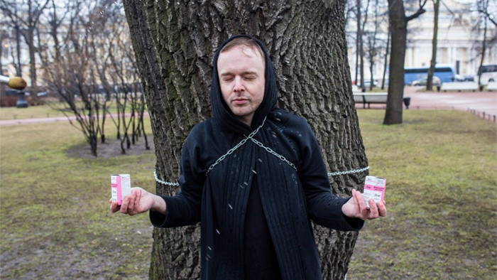 ВИЧ+ активист облился боярышником и приковал себя к дубу по совету вице-спикера Госдумы